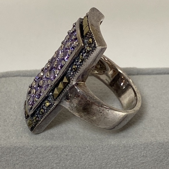 Beautiful SS, marcasite & amethyst ring. About US size 8. Marked 925. - Picture 4 of 6